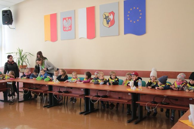 Przedszkolaki zasiały kwiaty przed Urzędem Miasta Leszna (zdjęcia)