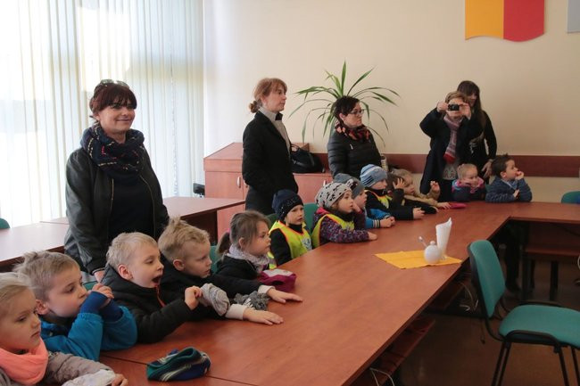 Przedszkolaki zasiały kwiaty przed Urzędem Miasta Leszna (zdjęcia)