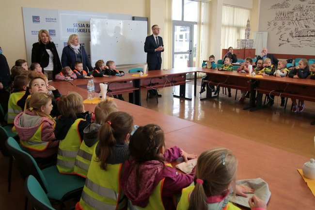 Przedszkolaki zasiały kwiaty przed Urzędem Miasta Leszna (zdjęcia)
