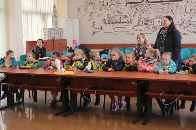 Przedszkolaki zasiały kwiaty przed Urzędem Miasta Leszna (zdjęcia)