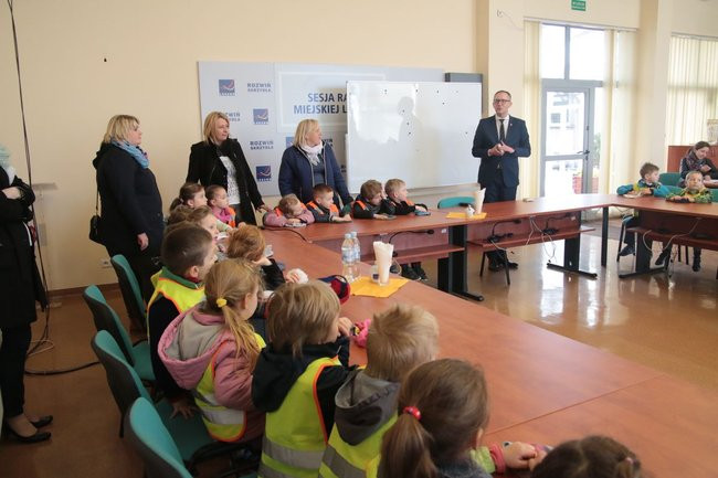 Przedszkolaki zasiały kwiaty przed Urzędem Miasta Leszna (zdjęcia)
