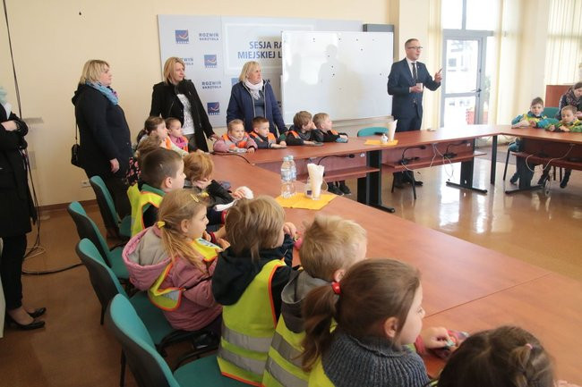 Przedszkolaki zasiały kwiaty przed Urzędem Miasta Leszna (zdjęcia)