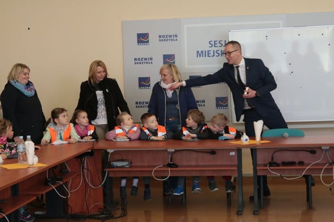 Przedszkolaki zasiały kwiaty przed Urzędem Miasta Leszna (zdjęcia)