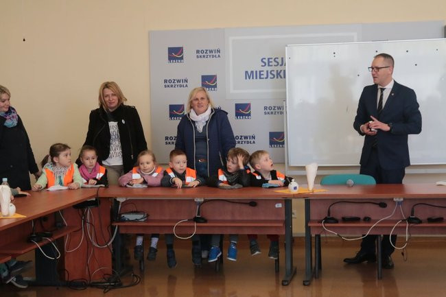 Przedszkolaki zasiały kwiaty przed Urzędem Miasta Leszna (zdjęcia)
