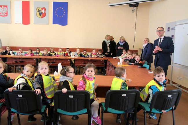 Przedszkolaki zasiały kwiaty przed Urzędem Miasta Leszna (zdjęcia)