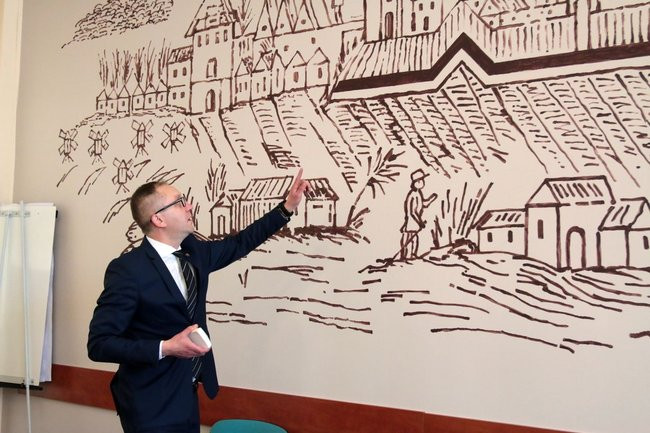 Przedszkolaki zasiały kwiaty przed Urzędem Miasta Leszna (zdjęcia)