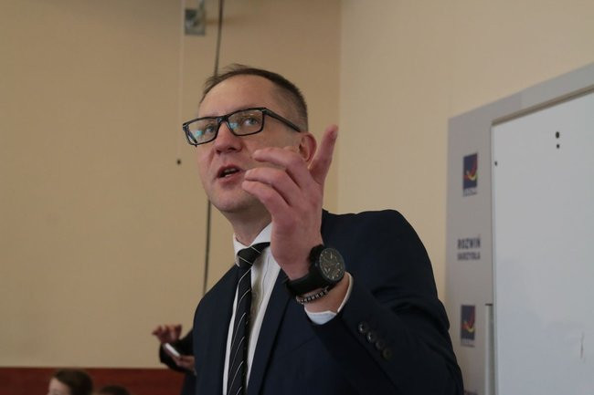 Przedszkolaki zasiały kwiaty przed Urzędem Miasta Leszna (zdjęcia)