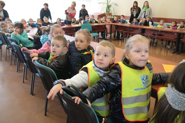 Przedszkolaki zasiały kwiaty przed Urzędem Miasta Leszna (zdjęcia)
