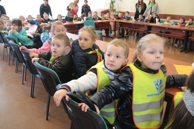 Przedszkolaki zasiały kwiaty przed Urzędem Miasta Leszna (zdjęcia)