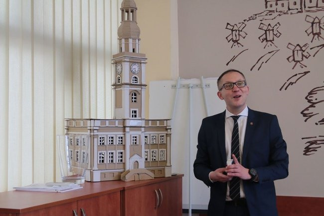 Przedszkolaki zasiały kwiaty przed Urzędem Miasta Leszna (zdjęcia)