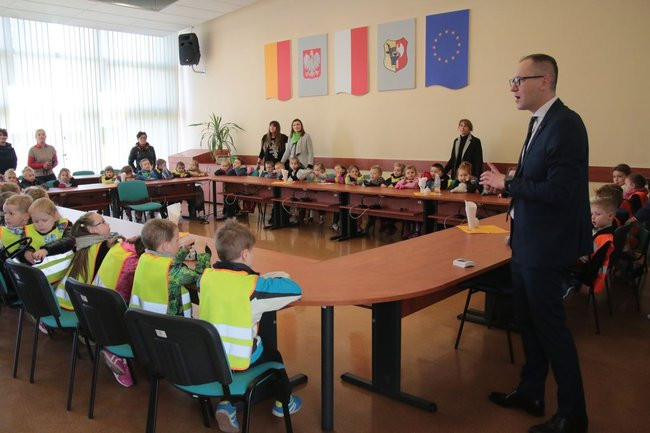 Przedszkolaki zasiały kwiaty przed Urzędem Miasta Leszna (zdjęcia)