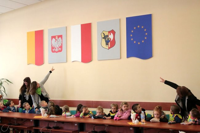 Przedszkolaki zasiały kwiaty przed Urzędem Miasta Leszna (zdjęcia)