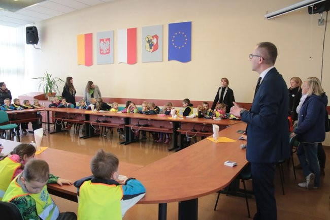 Przedszkolaki zasiały kwiaty przed Urzędem Miasta Leszna (zdjęcia)