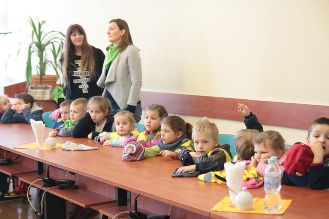 Przedszkolaki zasiały kwiaty przed Urzędem Miasta Leszna (zdjęcia)