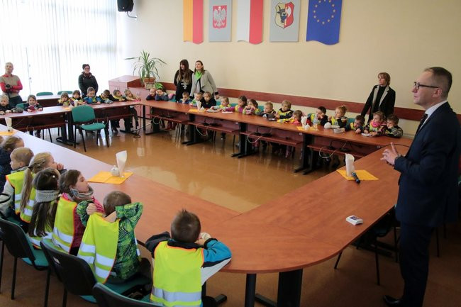 Przedszkolaki zasiały kwiaty przed Urzędem Miasta Leszna (zdjęcia)