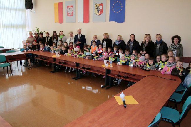 Przedszkolaki zasiały kwiaty przed Urzędem Miasta Leszna (zdjęcia)