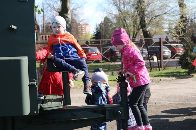 Można wejść za wojskową bramę (zdjęcia)