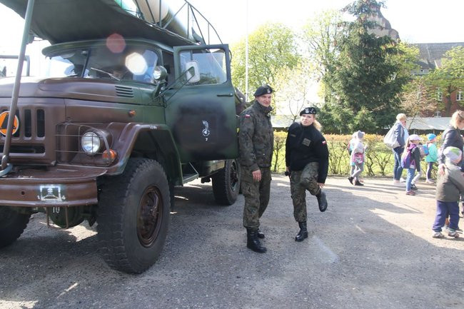 Można wejść za wojskową bramę (zdjęcia)