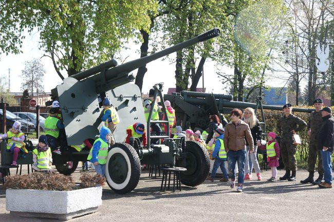 Można wejść za wojskową bramę (zdjęcia)