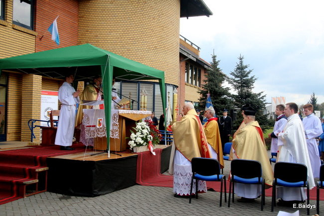 Msza z okazji 1050-lecia Chrztu Polski. Odsłonięcie figury Maryjnej (zdjęcia)