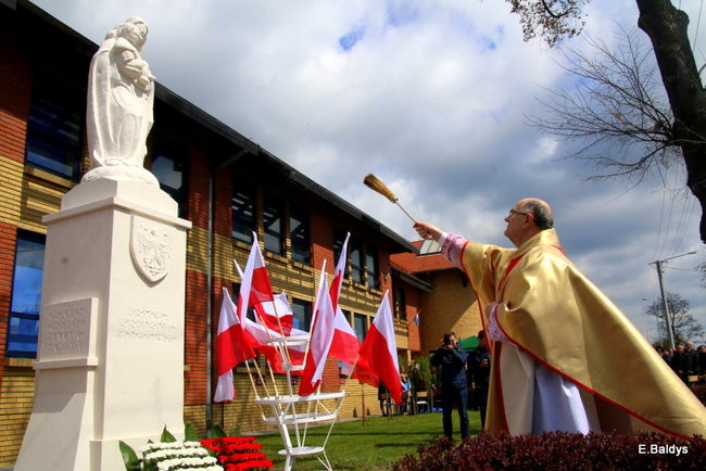 Msza z okazji 1050-lecia Chrztu Polski. Odsłonięcie figury Maryjnej (zdjęcia)