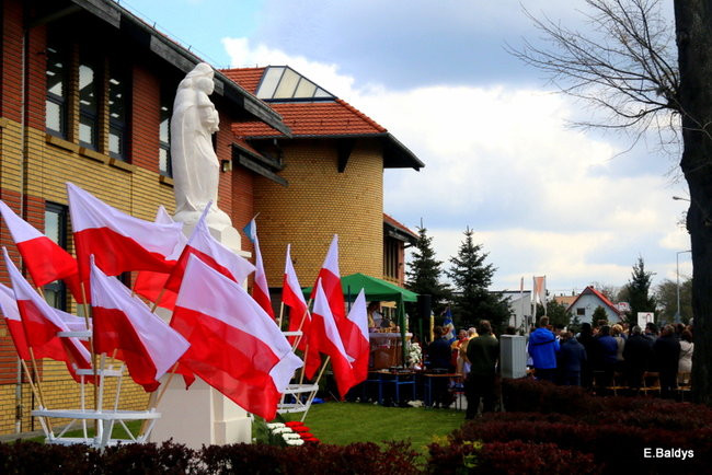 Msza z okazji 1050-lecia Chrztu Polski. Odsłonięcie figury Maryjnej (zdjęcia)