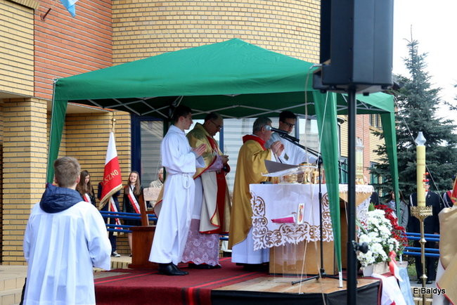 Msza z okazji 1050-lecia Chrztu Polski. Odsłonięcie figury Maryjnej (zdjęcia)