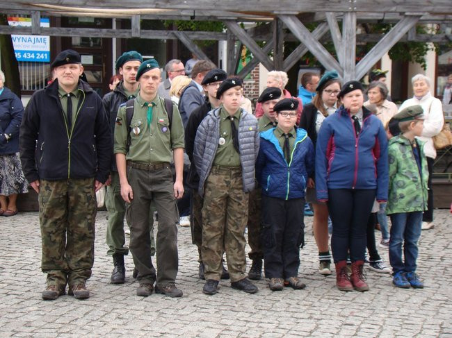 Flagi rozeszły się w kilka chwil (kilka zdjęć)