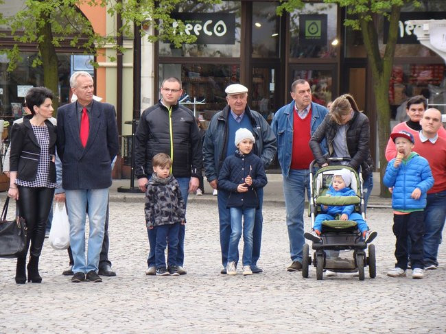 Flagi rozeszły się w kilka chwil (kilka zdjęć)