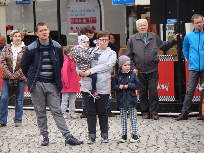 Flagi rozeszły się w kilka chwil (kilka zdjęć)