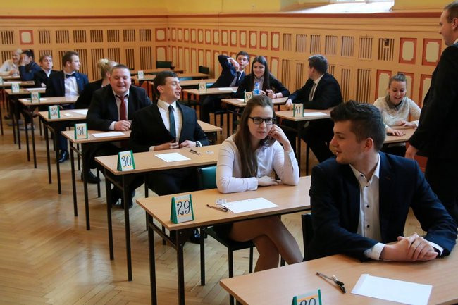 Przeszło tysiąc maturzystów rozpoczęło egzamin (zdjęcia)