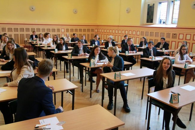 Przeszło tysiąc maturzystów rozpoczęło egzamin (zdjęcia)