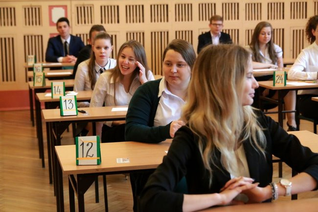 Przeszło tysiąc maturzystów rozpoczęło egzamin (zdjęcia)