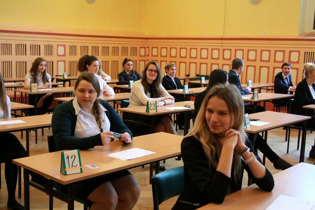 Przeszło tysiąc maturzystów rozpoczęło egzamin (zdjęcia)