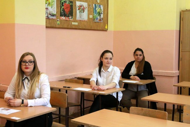 Przeszło tysiąc maturzystów rozpoczęło egzamin (zdjęcia)
