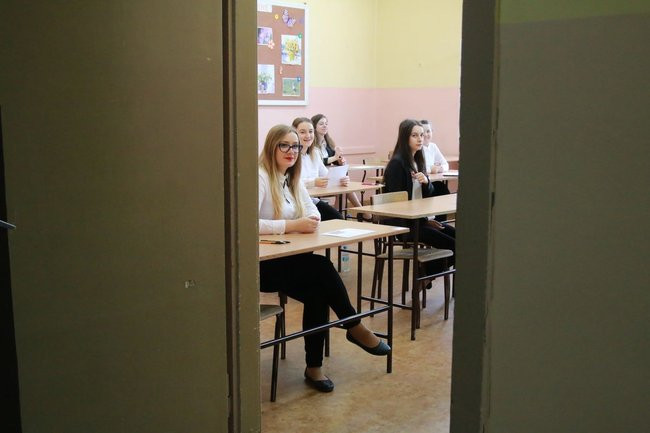 Przeszło tysiąc maturzystów rozpoczęło egzamin (zdjęcia)