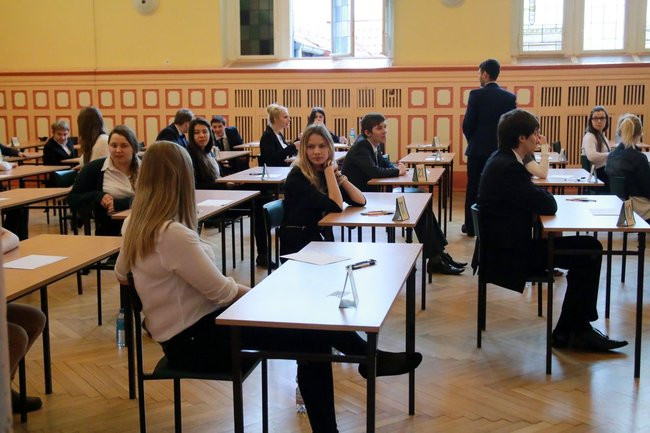 Przeszło tysiąc maturzystów rozpoczęło egzamin (zdjęcia)