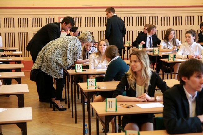 Przeszło tysiąc maturzystów rozpoczęło egzamin (zdjęcia)