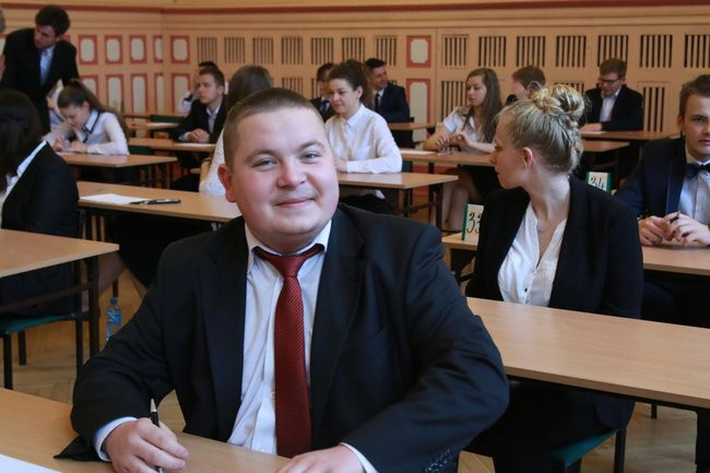 Przeszło tysiąc maturzystów rozpoczęło egzamin (zdjęcia)