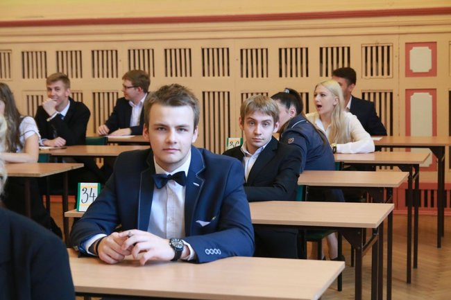Przeszło tysiąc maturzystów rozpoczęło egzamin (zdjęcia)