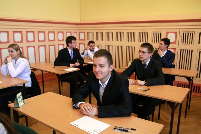 Przeszło tysiąc maturzystów rozpoczęło egzamin (zdjęcia)