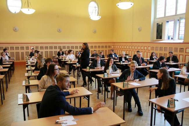Przeszło tysiąc maturzystów rozpoczęło egzamin (zdjęcia)