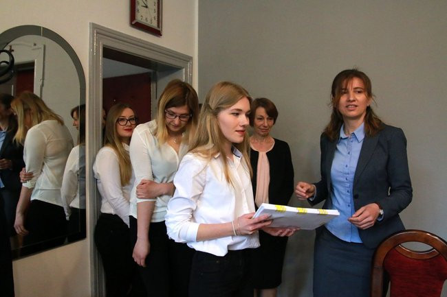 Przeszło tysiąc maturzystów rozpoczęło egzamin (zdjęcia)