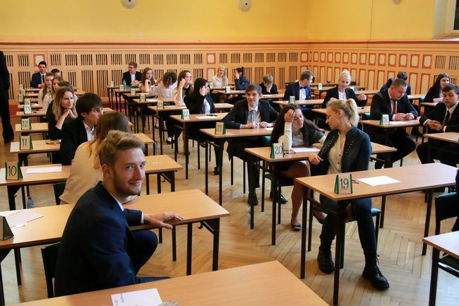 Przeszło tysiąc maturzystów rozpoczęło egzamin (zdjęcia)
