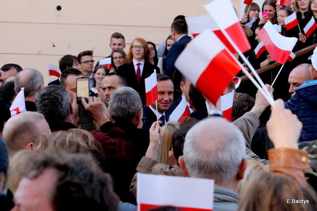 Oklaski i gwizdy na powitanie prezydenta Andrzeja Dudy (zdjęcia, film)