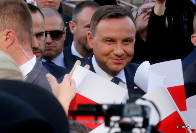 Oklaski i gwizdy na powitanie prezydenta Andrzeja Dudy (zdjęcia, film)