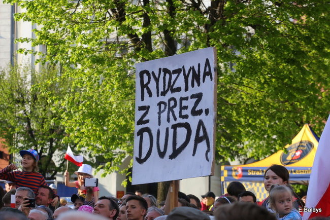 Oklaski i gwizdy na powitanie prezydenta Andrzeja Dudy (zdjęcia, film)