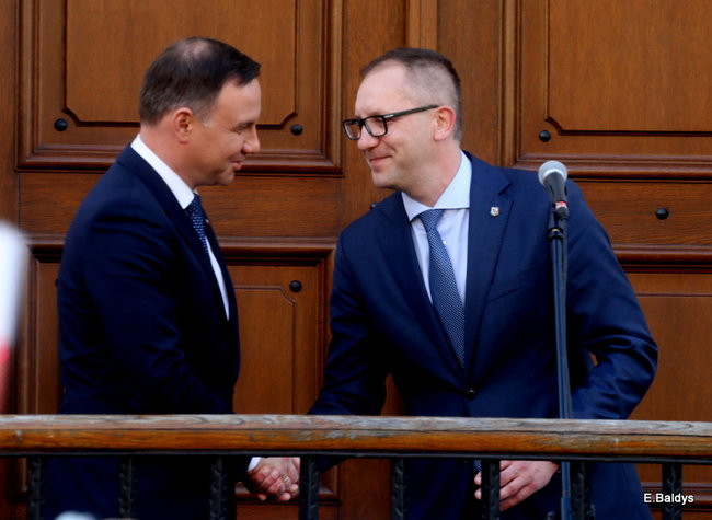 Oklaski i gwizdy na powitanie prezydenta Andrzeja Dudy (zdjęcia, film)