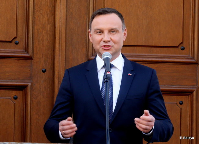 Oklaski i gwizdy na powitanie prezydenta Andrzeja Dudy (zdjęcia, film)