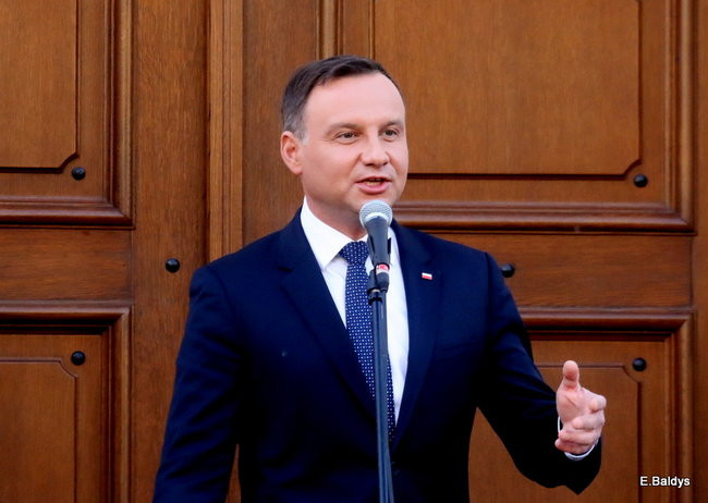 Oklaski i gwizdy na powitanie prezydenta Andrzeja Dudy (zdjęcia, film)